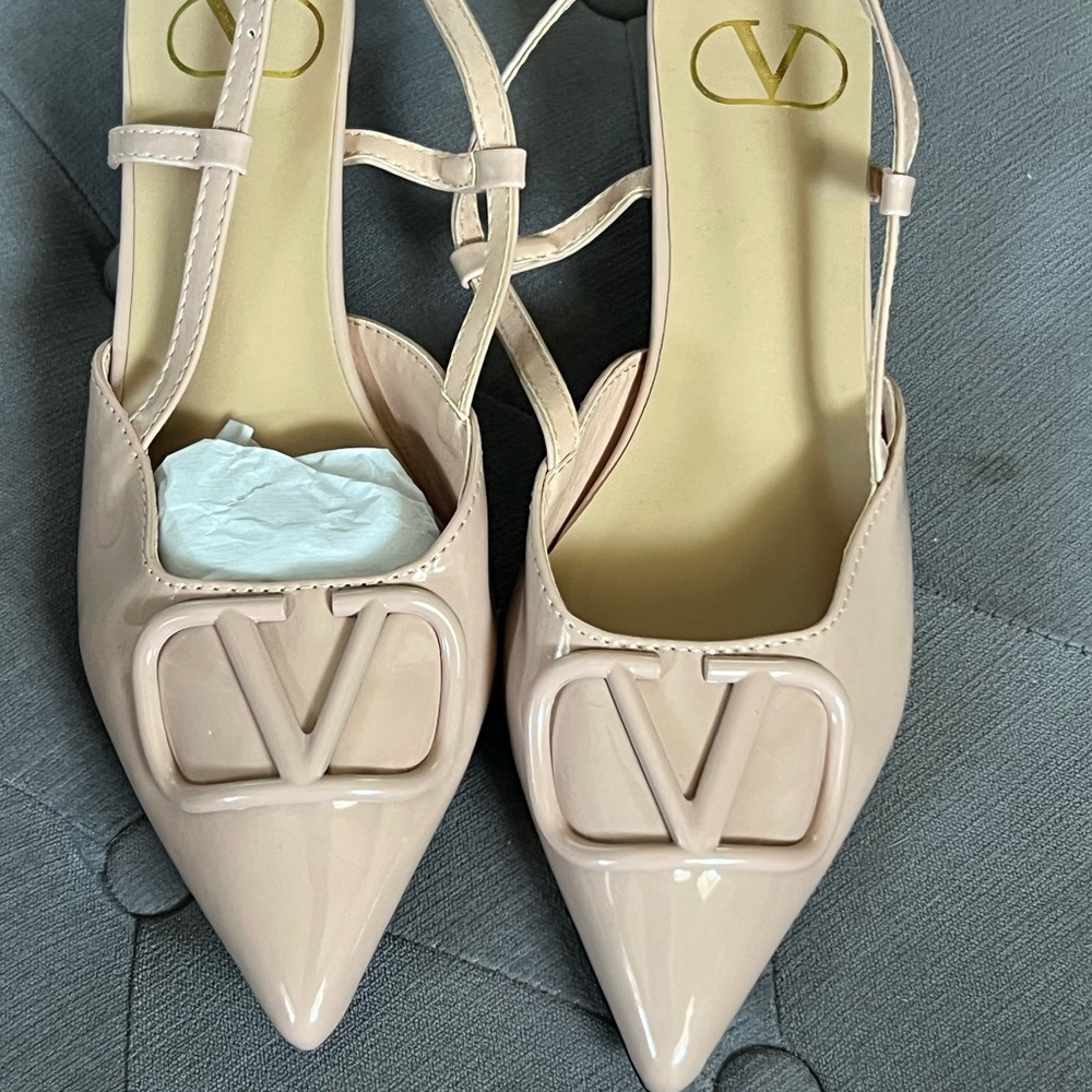 Valentino 1:1 Garavani Cream Heels with Pointed Toe and Buckle